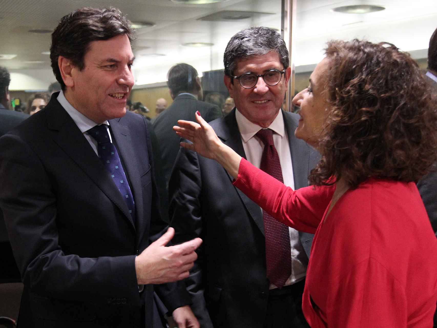 El consejero de Economía y Hacienda, Carlos Fernández Carriedo, saluda a la ministra de Hacienda, María Jesús Montero, en una reunión del Consejo de Política Fiscal y Financiera.
