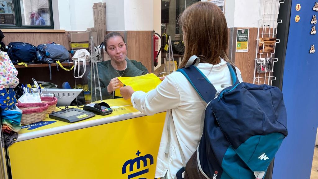 Correos anima a que los peregrinos mantengan limpio el Camino de Santiago