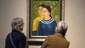 Dos personas viendo un cuadro de Frida Kahlo en Boston, en 2016.