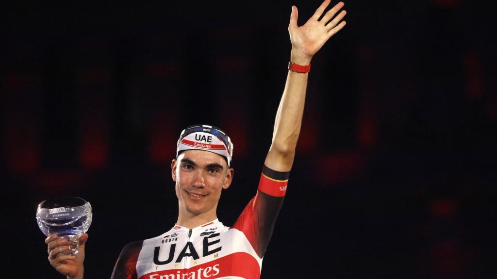 Juan Ayuso con su premio como tercer clasificado de La Vuelta 2022