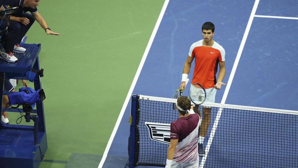 Alcaraz, Ruud y el árbitro discuten en la final del US Open