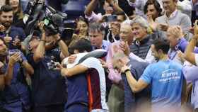 Juan Carlos Ferrero y Carlos Alcaraz se abrazan tras la final del US Open