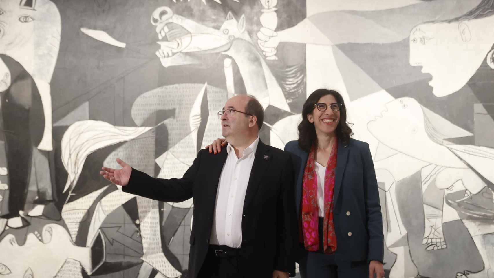 Los ministros de cultura de España y Francia, Miquel Iceta y Rima Abdul Malak, posan ante el 'Guernica' de Picasso tras la presentación de la 'Celebración Picasso 1973-2023'. Foto:  EFE/Juan Carlos Hidalgo