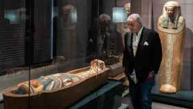 El egiptólogo Zahi Hawass observa la momia de Kaipamu, una sacerdotisa de la Dinastía XXII, expuesta en la exposición 'Hijas del Nilo'. Foto: Pablo Sanz. Cortesía Eulen Art