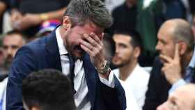Gianmarco Pozzecco, seleccionador de baloncesto de Italia, llorando tras ser expulsado en el Eurobasket