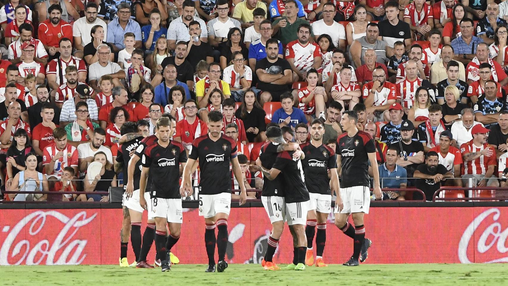 Los jugadores de Osasuna celebran el gol del 'Chimy' Ávila al Almería