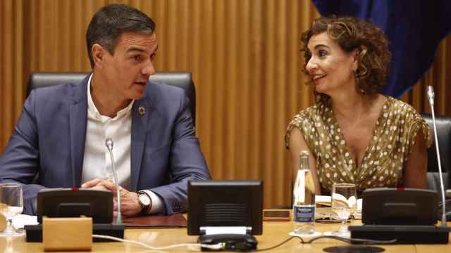 Pedro Sánchez, presidente del Gobierno, y María Jesús Montero, ministra de Hacienda, en la reunión interparlamentaria del PSOE.
