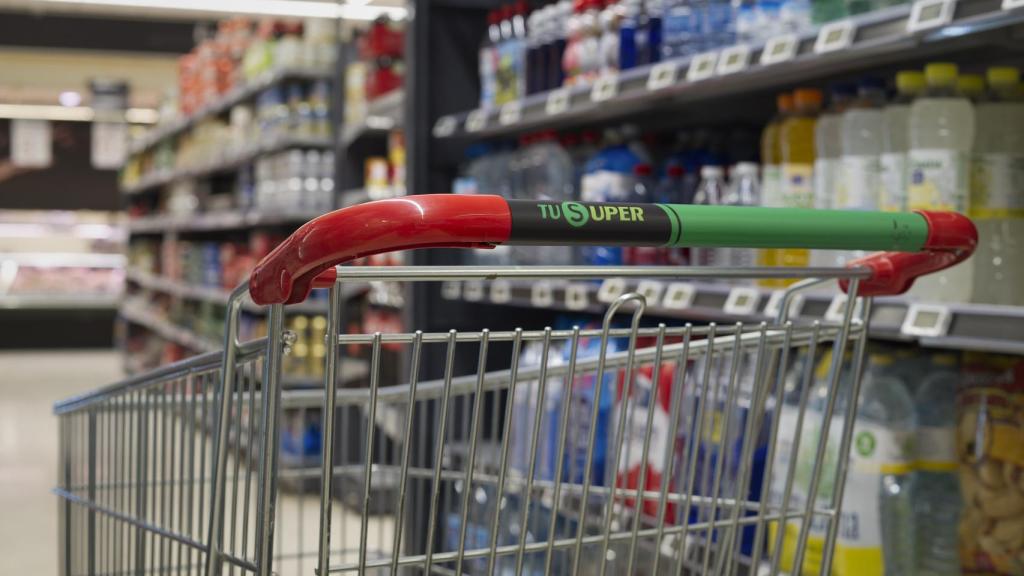 Un carro de la compra en un supermercado de Tu Super.