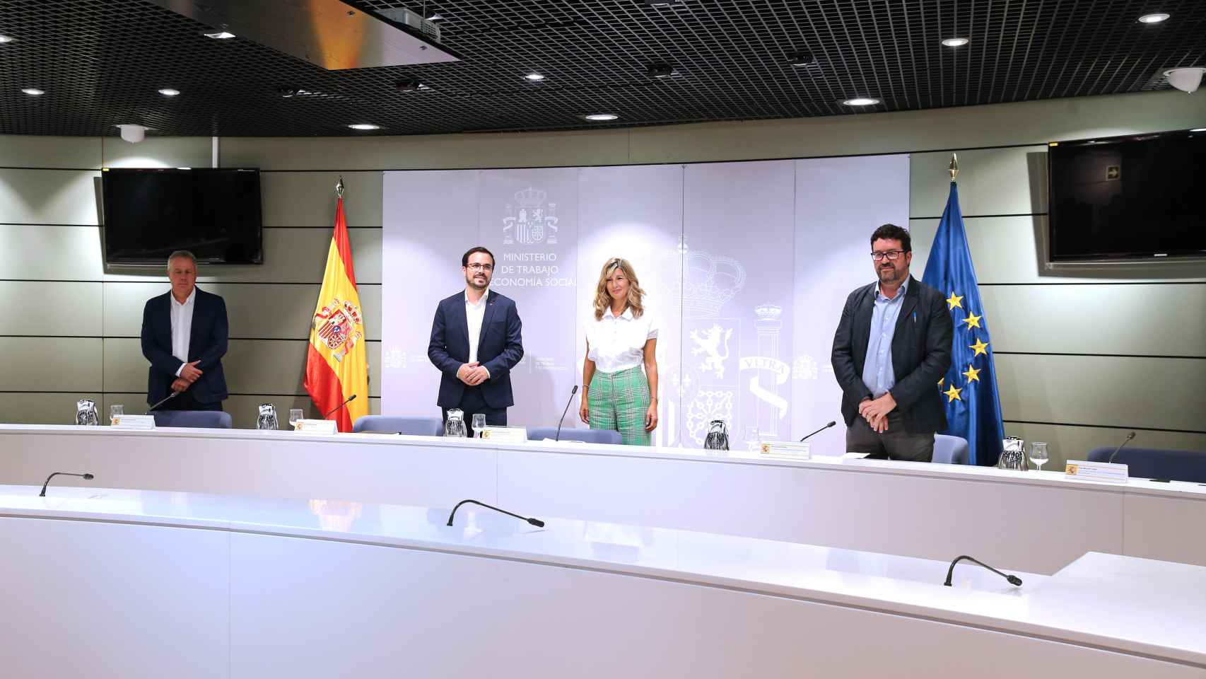 La vicepresidenta segunda y ministra de Trabajo, Yolanda Díaz, y el ministro de Consumo, Alberto Garzón, durante la reunión mantenida con los distribuidores.