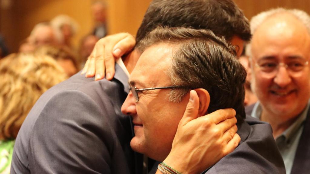 Pedro Sánchez abraza a Miguel Ángel Heredia en el Senado.