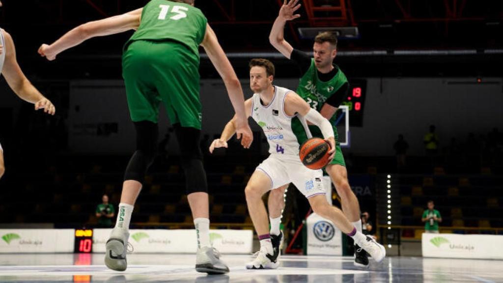 Kalinoski ante la defensa del Zalgiris Kaunas.