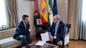 José Antonio Nieto, consejero de Justicia, y el alcalde de Málaga, Francisco de la Torre, en una reunión celebrada este lunes.