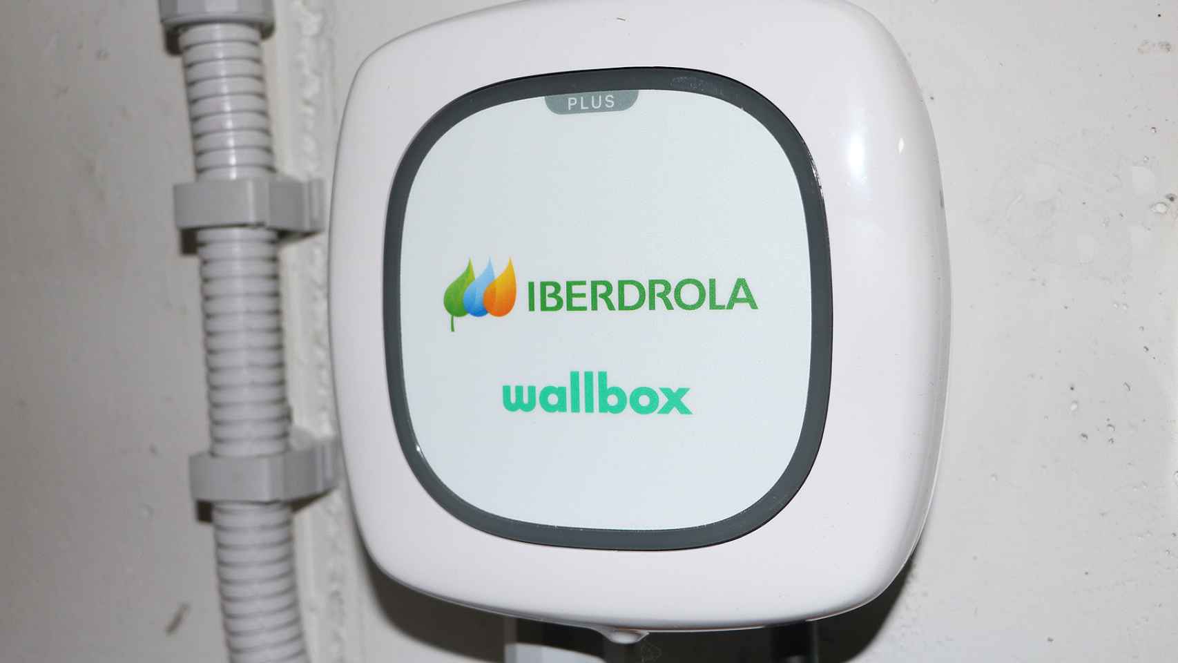 Punto de carga de Iberdrola fabricado por Wallbox.