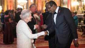 La reina Isabel II junto al primer ministro de Antigua y Barbuda, Gaston Browne.
