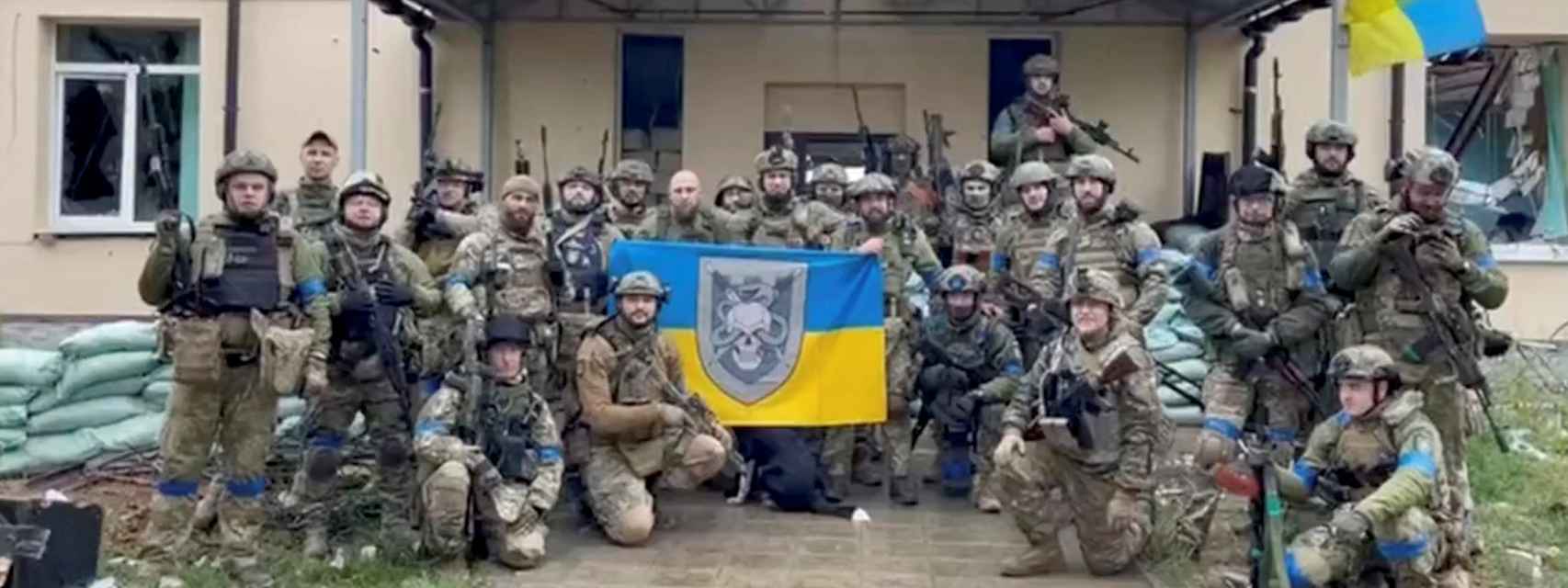 Soldados ucranianos celebran haber recuperado Hoptivka, en Járkov.