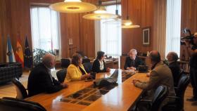 Una delegación del Consello da Cultura Galega visita el Parlamento y se reúne con su presidente, Miguel Santalices.