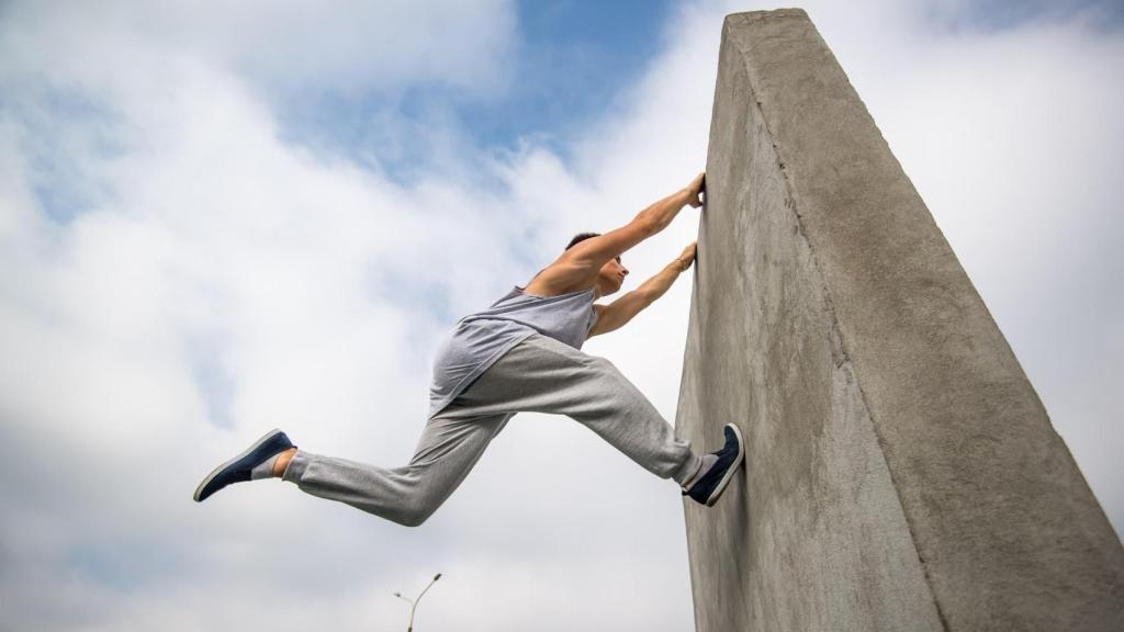 Joven practicando parkour.