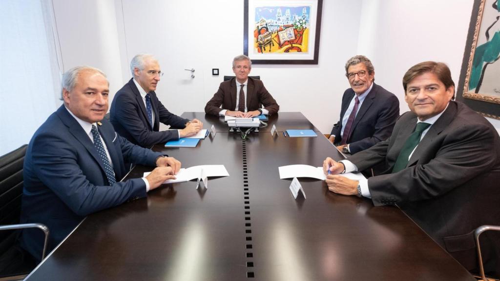 O presidente da Xunta, Alfonso Rueda, acompañado polo vicepresidente primeiro e conselleiro de Economía, Industria e Innovación, Francisco Conde.