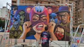 Un muralista ultima su obra en el marco de la Liga Nacional de Graffiti