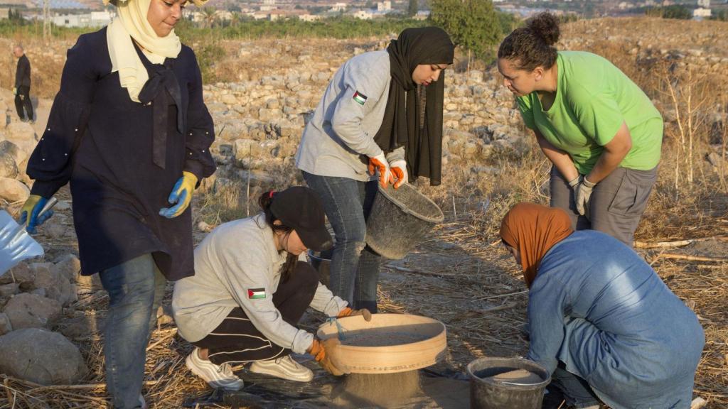Imagen del proyecto en la que arqueólogas palestinas restauran en el año 2019 una casa de la Edad del Hierro