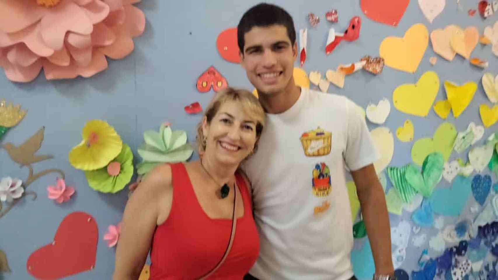 Loli Moreno, tutora de Carlos Alcaraz en quinto y sexto de Primaria, en una visita realizada por el tenista al Colegio Ciudad de la Paz de El Palmar.