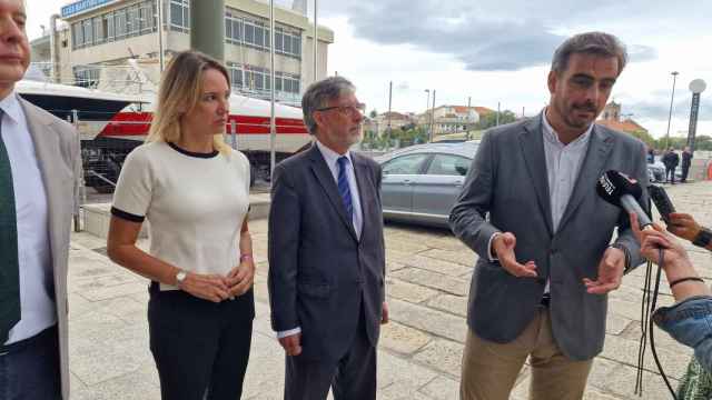 Diego Calvo, Nuno Almeida y Marta Fernández-Tapias esta mañana en Vigo.