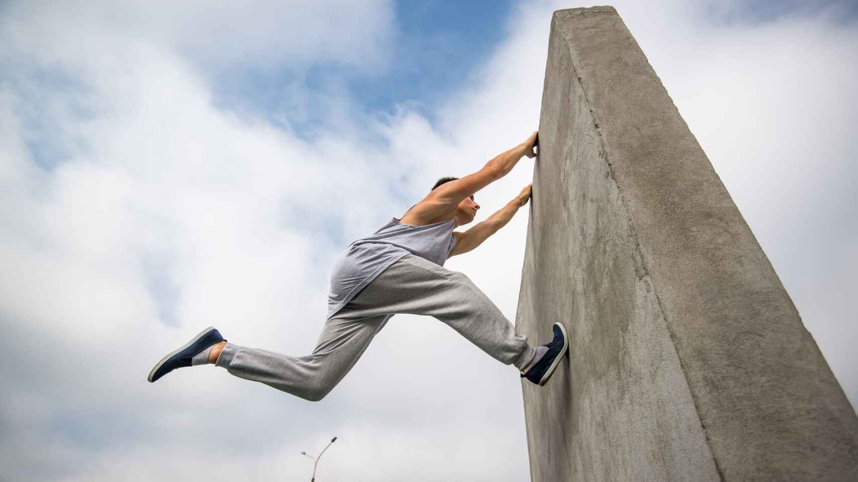 Joven practicando parkour.