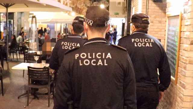 Policías locales de Alicante en la zona del casco antiguo de la ciudad, en imagen de archivo.
