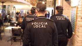 Policías locales de Alicante en la zona del casco antiguo de la ciudad, en imagen de archivo.