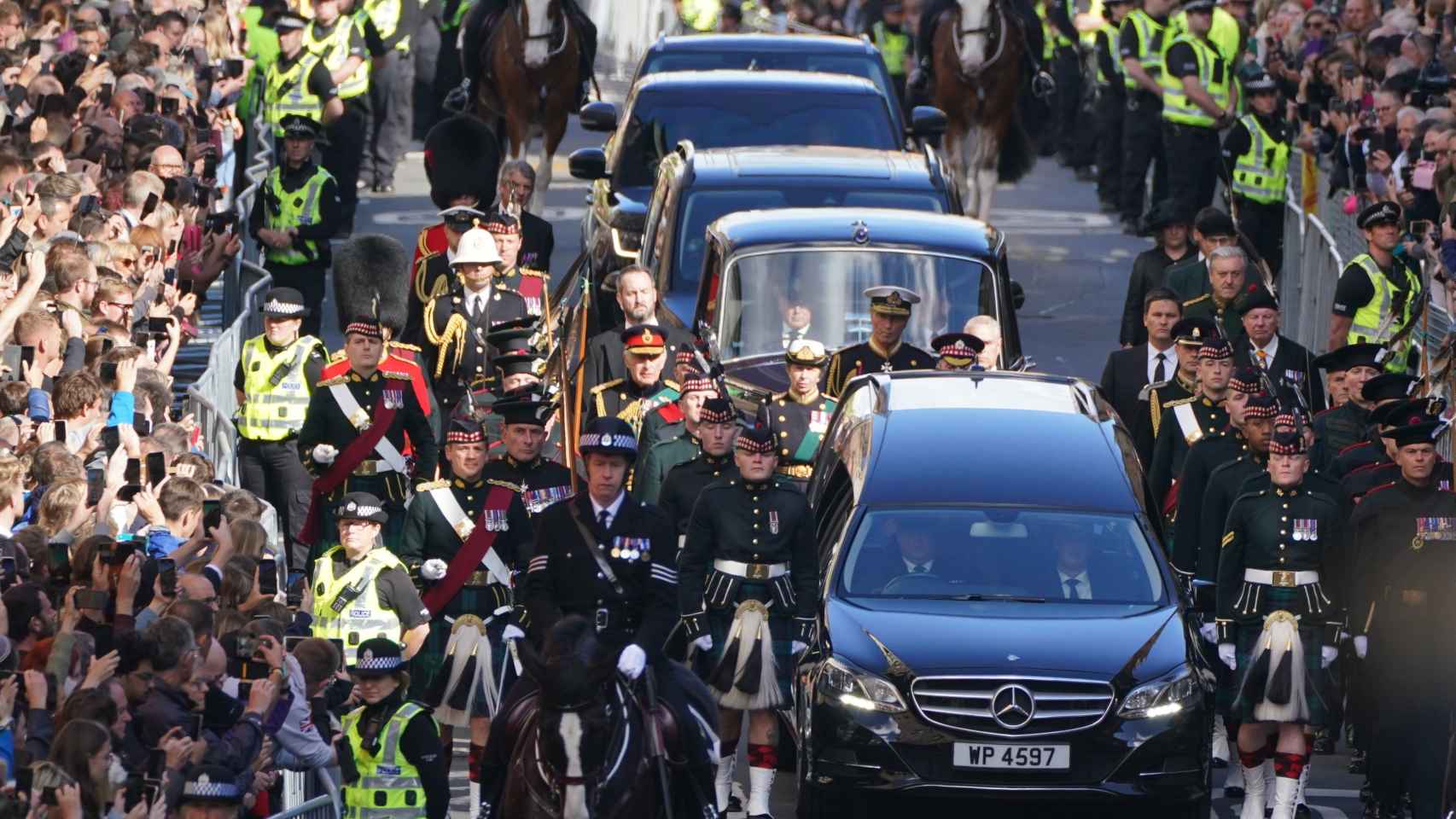 El cortejo fúnebre de la reina Isabel II durante su traslado a la catedral de St. Giles, este pasado lunes.