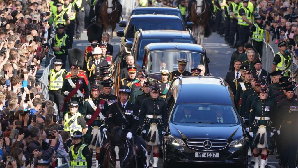 El cortejo fúnebre de la reina Isabel II durante su traslado a la catedral de St. Giles, este pasado lunes.