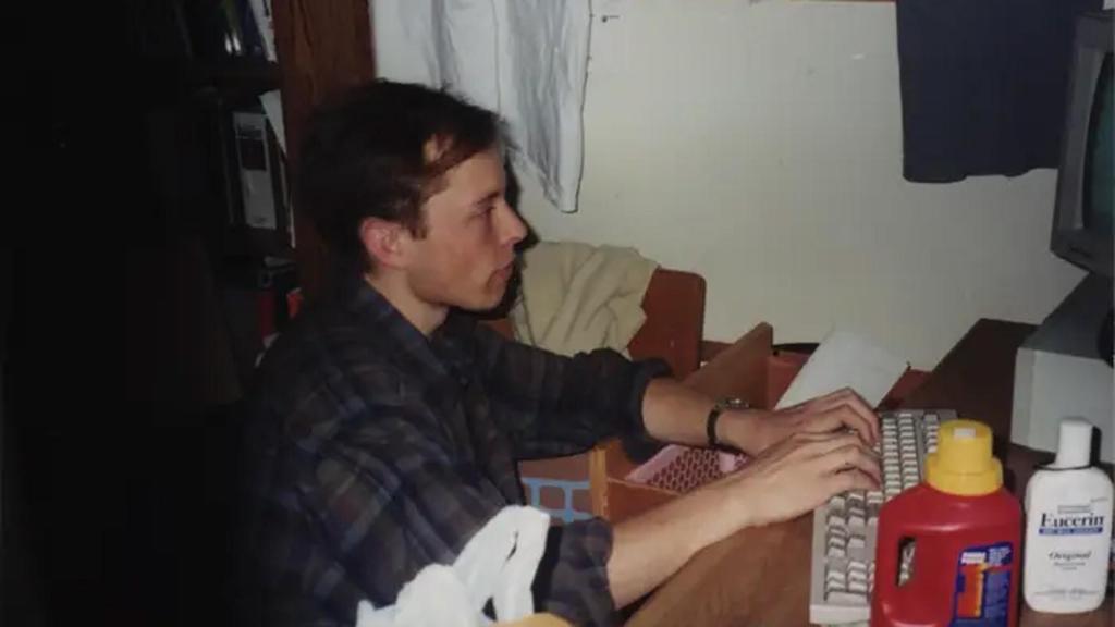 Elon Musk usando un ordenador en su residencia en la universidad.