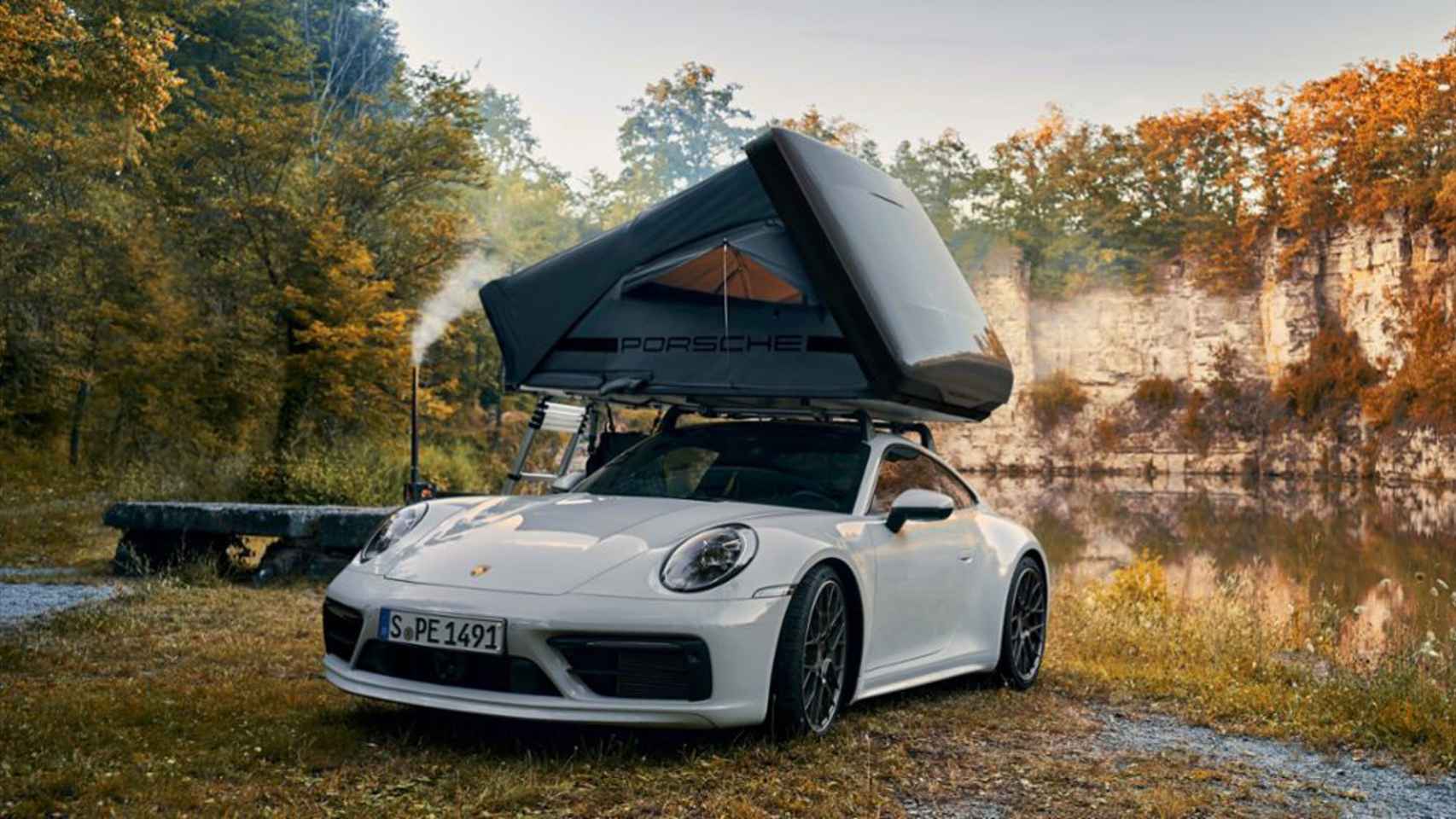 Porsche con una tienda de campaña desplegada.