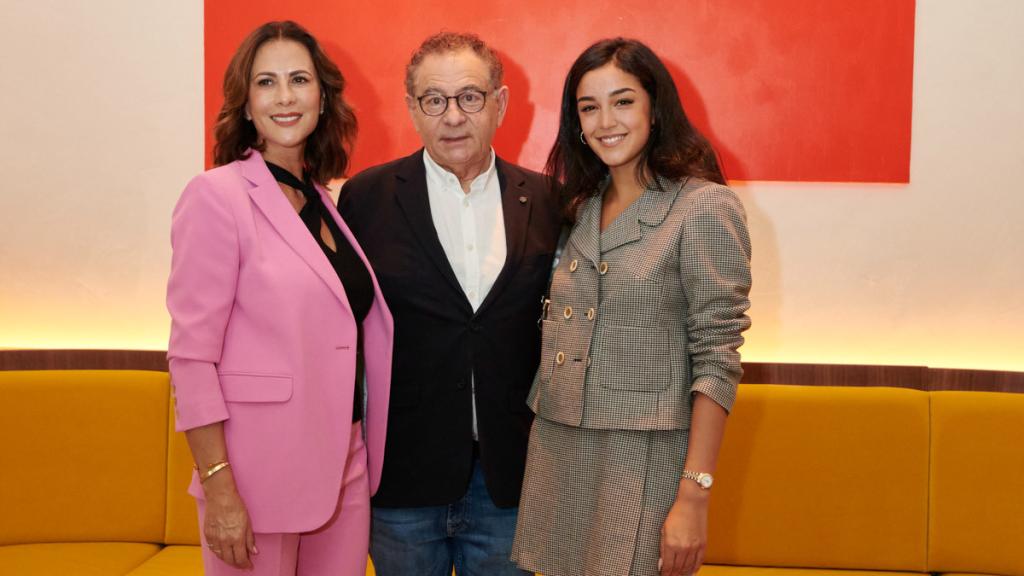 Roberto Verino con dos invitadas a la presentación.