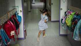 Una niña corre por un colegio, este lunes.
