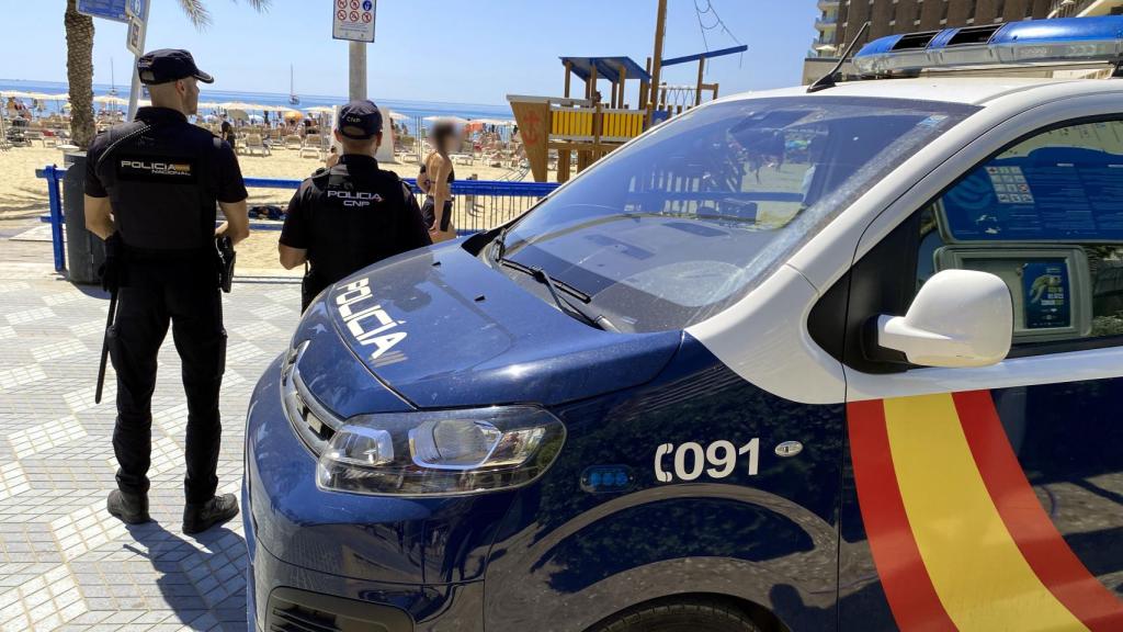 Imagen de archivo de la  Policía Nacional en la playa del Postiguet de Alicante.