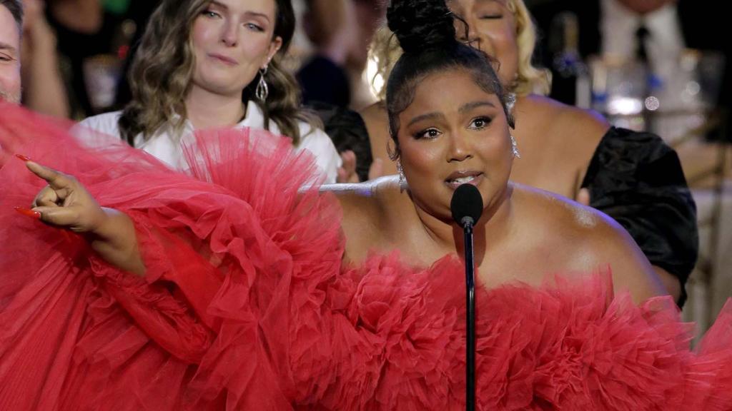 Lizzo recogiendo el Emmy a mejor programa de competición