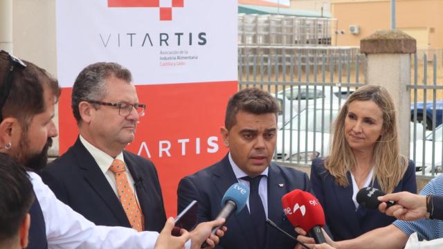 El presidente de Vitartis atiende a los medios de comunicación durante la reunión de hoy en Aljomar.