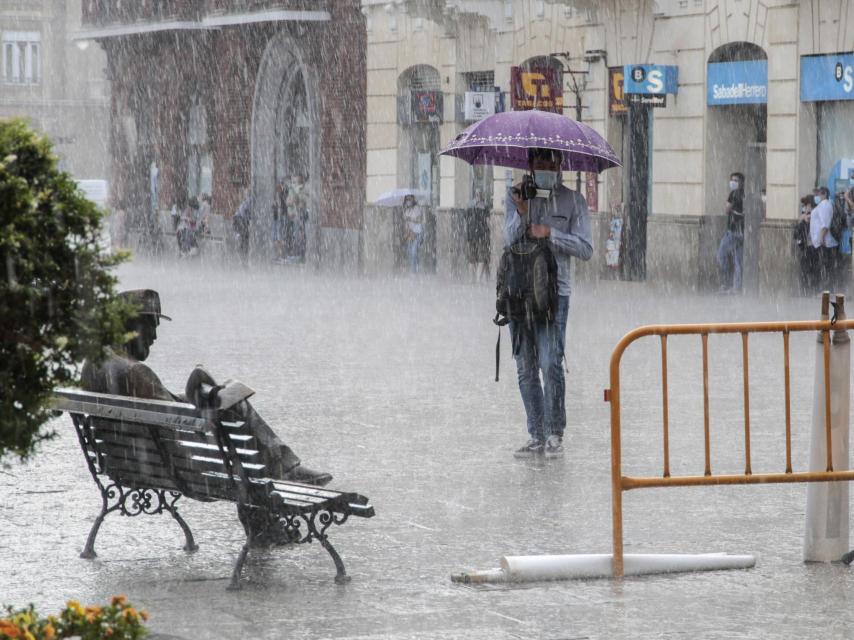 Imagen de archivo de una tormenta en el centro de León.