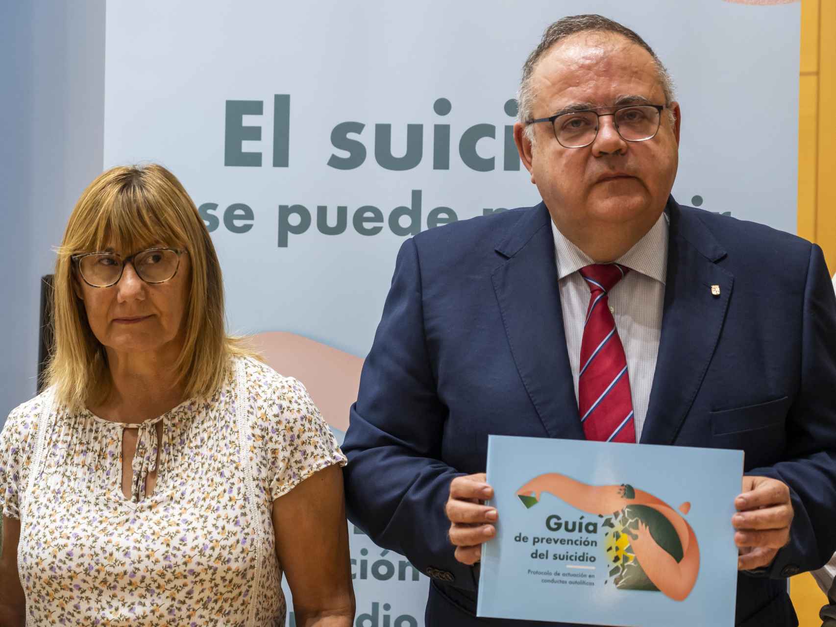 El consejero de Sanidad, Alejandro Vázquez, y la presidenta de la Federación Salud Mental Castilla y León, Elena Briongos, presentan la 'Guía de Prevención del Suicidio. Protocolo de actuación en conductas autolíticas'