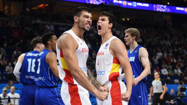 Willy Hernangómez y Jaime Pradilla celebran una canasta contra Finlandia