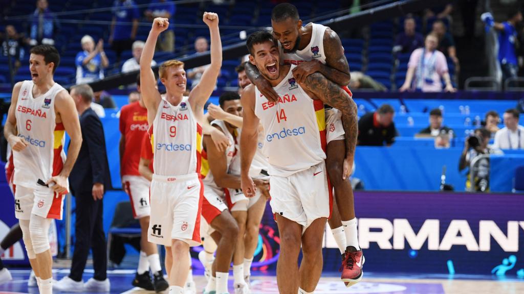 Los jugadores de España celebran la victoria ante Finlandia