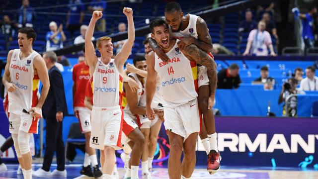 Los jugadores de España celebran la victoria ante Finlandia