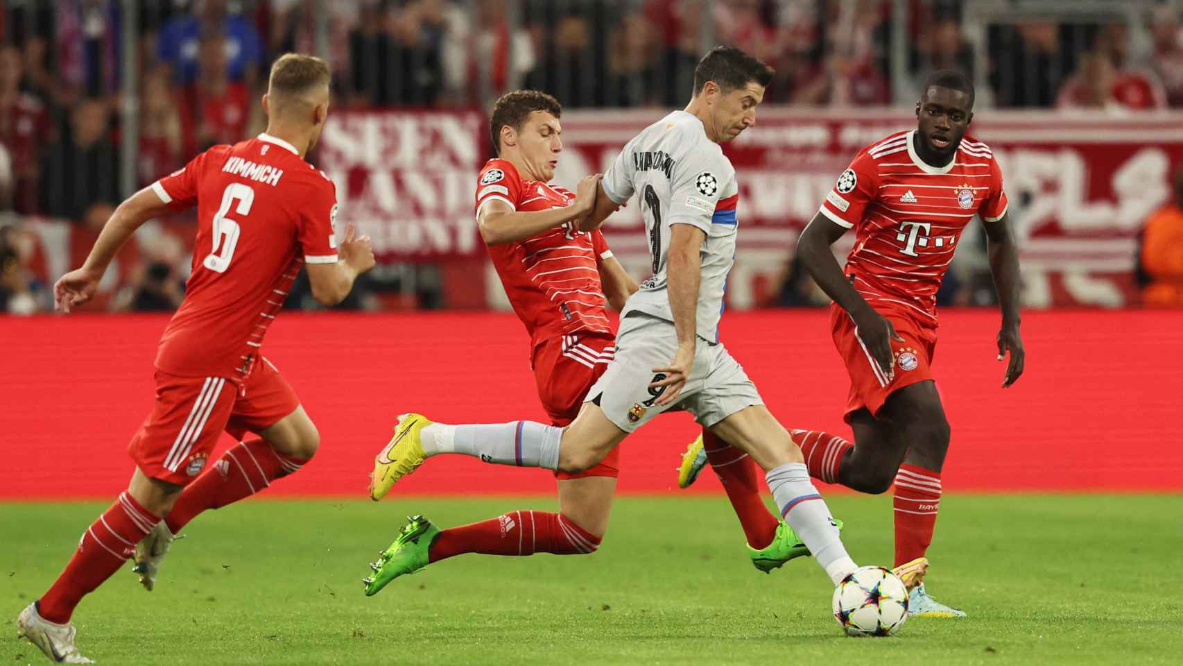 Robert Lewandowski, asediado por la defensa del Bayern