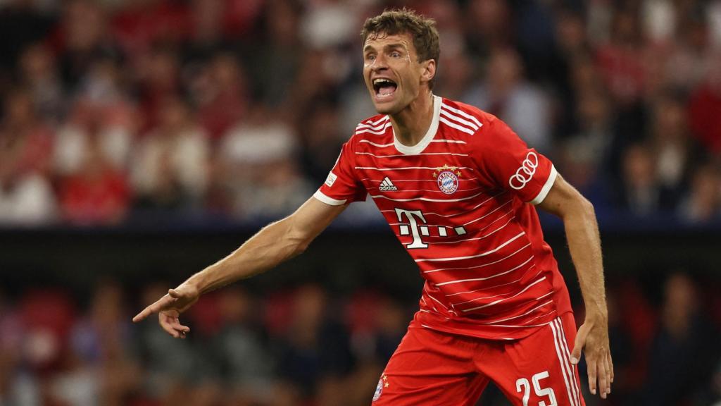 Thomas Müller protesta una acción al árbitro