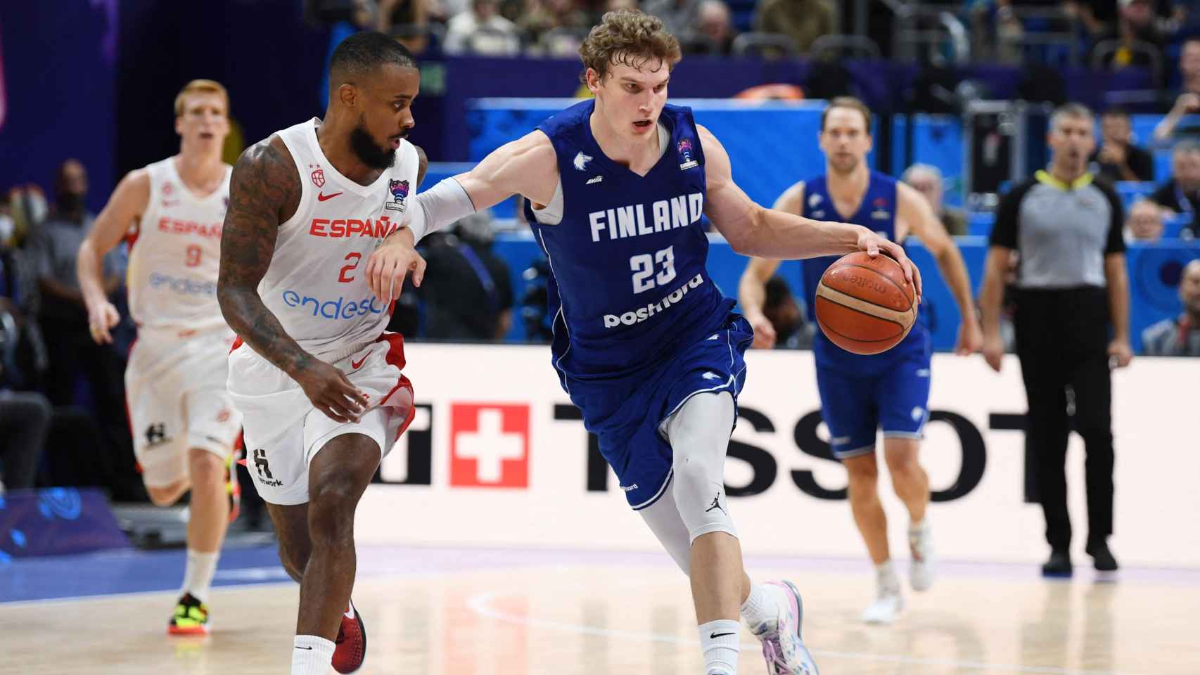 Lauri Markkanen, ante Lorenzo Brown en el España - Finlandia del Eurobasket 2022