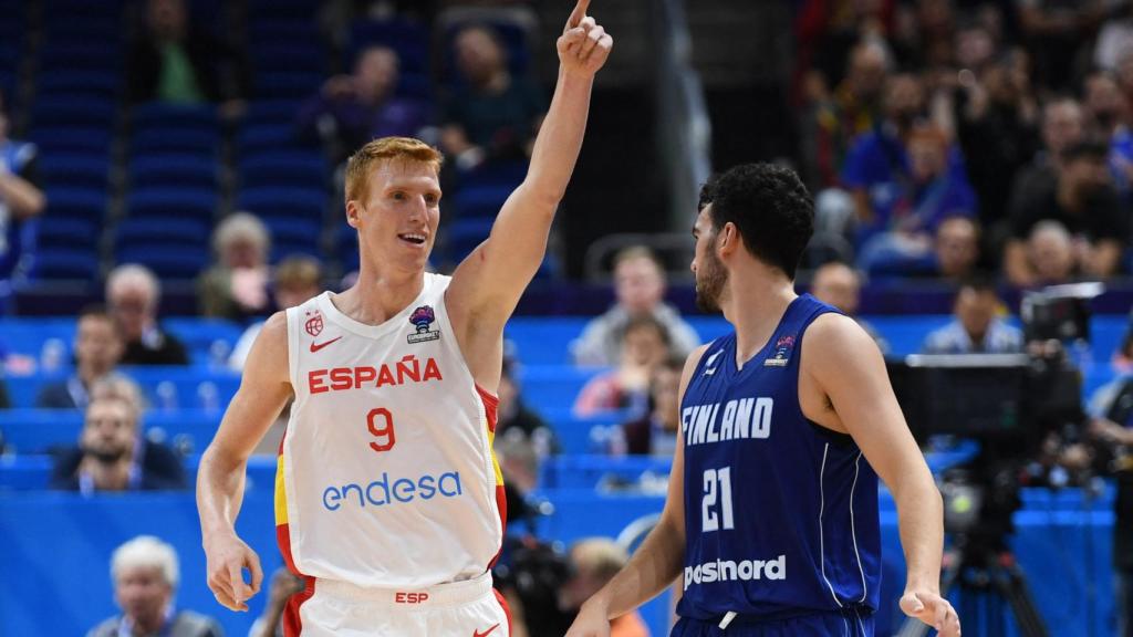 Alberto Díaz, celebrando una canasta ante Edon Maxhuni durante el España - Finlandia del Eurobasket 2022