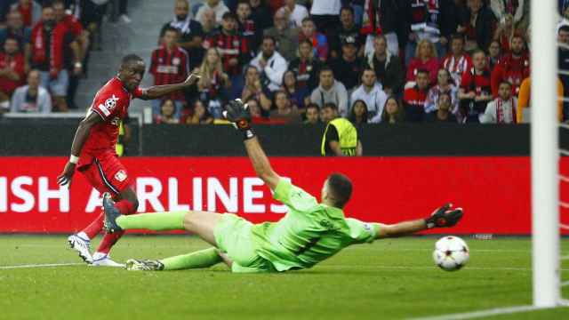 Diaby supera a Grbic para hacer el 2-0 del Bayer Leverkusen al Atlético de Madrid