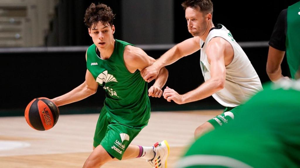 Entrenamiento del Unicaja: Saint-Supéry atacando ante Kalinoski.