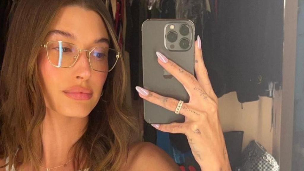 Hailey Bieber luciendo las 'glazed donut nails'.